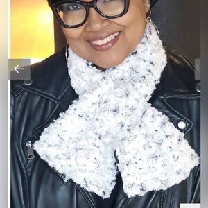 NWT Pandemonium White Rosebud/Black Faux Fur Reversible Scarf OS